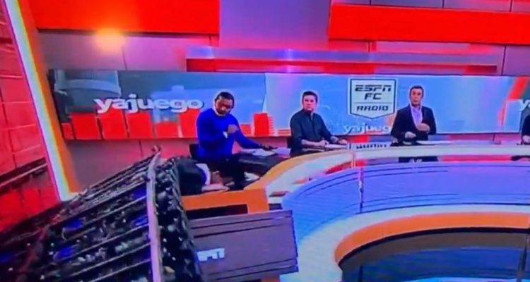 Una Pantalla De Tv Le Cay Encima Periodista De Espn Sufre Accidente