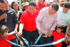 Arias entregó obras en Lagunillas 2 1075 2A JU