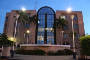 Exceso de calor sofoca a trabajadores en Tribunales Penales 1 1109 20B