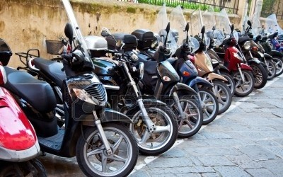 us.123rf.com 400wm 400 400 swisshippo swisshippo1005 swisshippo100500061 7017713 fila de las motos en la calle vieja