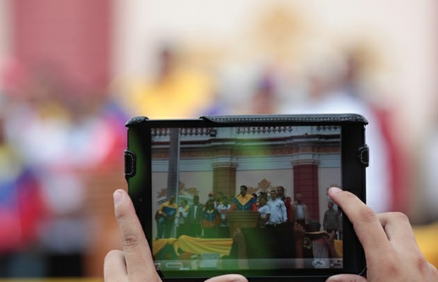 Estudiantes universitarios recibirán tabletas de proyecto Canaima 1 tabletmaduro630.jpg