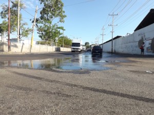 Colector tapado está desbordado frente a una escuela 1 1162 3E