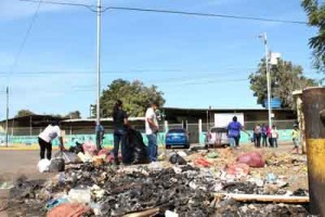 Dan clases entre aguas negras y basura 1 1165 4C
