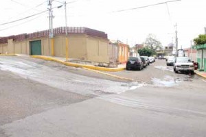 Fuga externa de agua mantiene colapsada la avenida 13A 1 1168 3B