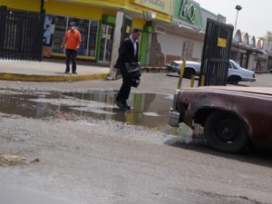 Agua y huecos «parejo» en el corredor vial Cecilio Acosta 1 1170 2E