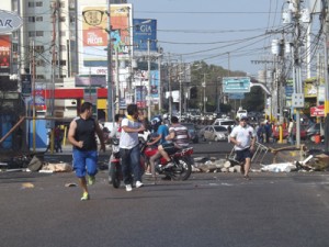 Guarimberos intentaron anarquizar Maracaibo desde la madrugada 1 1182 3 PRINCIPAL TRANCAS