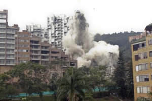 Derrumban controladamente torre colapsada en Colombia 1 1185 17B1 JU