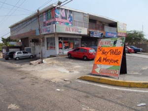 Sureños deben comprar pollo al mayor para poder llevarlo a su mesa 1 1187 9AAA JM
