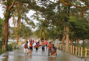 Ruptura del dique deja 60 familias refugiadas en Sur del Lago 1 1193 10A