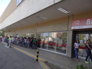 Septuagenaria denuncia maltrato de militares en la cola de Abastos Bicentenario 1 1198 3C