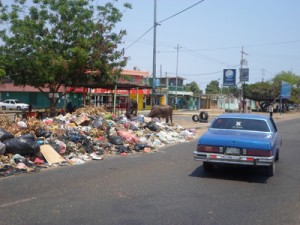 No aguantan tantas cucarachas y ratas por el basurero 1 1201 2D