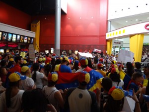 Oposición realiza pancartazo en centros comerciales 1 1206 3C