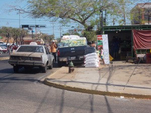 Aceras obstruidas ponen en riesgo seguridad de sanfranciscanos 1 1206 4A