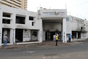 Violentos incendiaron el CNE-Zulia 2 1208 31