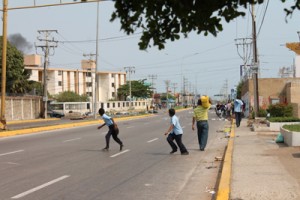 Quemados cuatro carros en El Cují durante «guarimbas» 2 1209 1princi