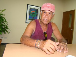Anciano pide le devuelvan exámenes médicos 1 1239 3D