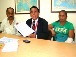 Denuncian retención ilegal de camiones 1 1242 3C