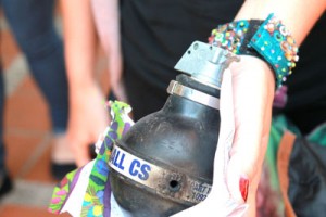 Lanzan bombas lacrimógenas a la URU 1 1245 3B