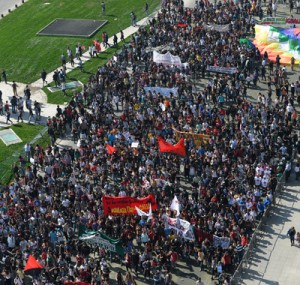 Miles de estudiantes marcharon por dudas en reforma educativa 1 1248 22B JU