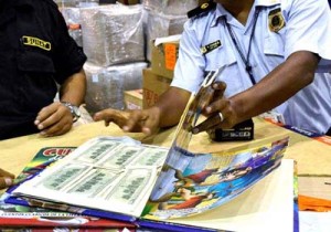 Usan cuentos para enviar dólares falsos a EE UU 1 1254 17B2 JU