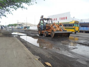 Realizan bacheo en la avenida 17 de Haticos 1 1262 2D foto 1