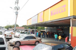 Usuarios hacen largas colas para comprar baterías 1 1263 3B