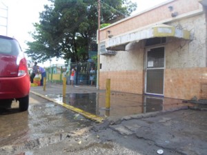 Bote de agua en la avenida 17 del sector El Tránsito afecta a comerciantes y vecinos 1 1271 3D