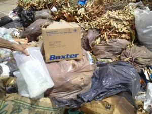 Aparecen insumos de diálisis en basurero 1 1284 4B