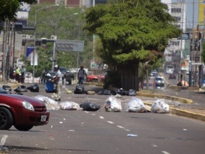 «Guarimberos» cerraron la avenida Delicias con basura 1 1294 3B