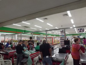 Usuarios se llevan todo de los supermercados 1 1319 3DDD JM