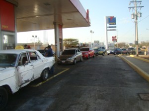 Persisten las colas en estaciones de servicio 1 1320 3CCC JM