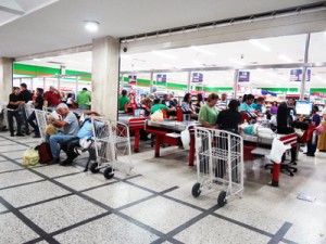 Continúan quejas por compra mínima de Bs. 300 1 1323 4C