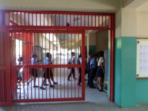 Padres «se la chillan» por los altos costos de la matrícula escolar 1 1325 4bbb nueva