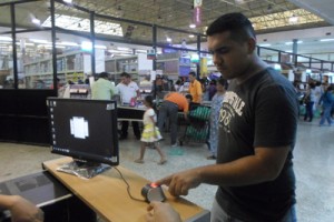 Captahuellas disminuye colas en los supermercados 1 1327 2b