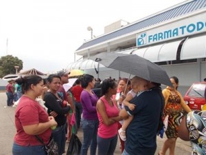 Critican uso de niños y discapacitados en colas en supermercados sureños 1 1328 3AAAA JM