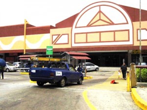 Centros comerciales vigilados por «choros» 1 1328 4 B