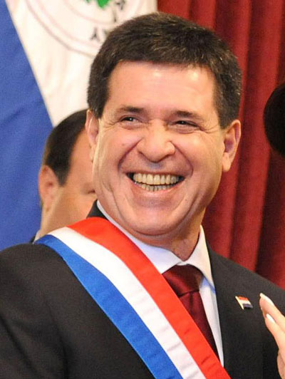 1329 7Horacio Cartes con banda