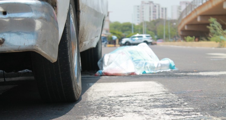 Se bajó a arreglar su carro y lo arrolló un cisterna 1 1331 ABRIR