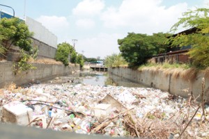 Cañadas están repletas de basura y escombros 1 1334 10A