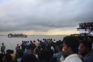 Ferri sobrecargado se hunde en Bangladesh 1 1335 17C JU