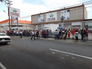Persisten incidentes entre compradores en algunas colas de supermercados 1 1341 2D