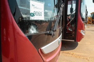 «Guarimberos» destruyen buses del Metro 2 1371 1