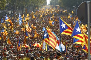 Multitud reclama referéndum en Cataluña 1 1373 17B JU