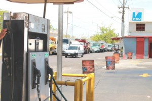 Persisten las colas en las «bombas» 2 1380 3a