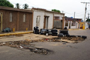 Barricada de cauchos tapa zanja en Nueva Vía 1 1399 4C