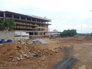 Bloques, cemento y cabillas siguen tapando vistas al Lago 1 1400 4A