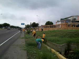 Alcaldía realiza mantenimiento en distribuidor Perijá 1 foto 2 b.JPG - 109.39 Kb