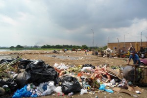 En el malecón no se deja de recoger basura 1 1430 4B