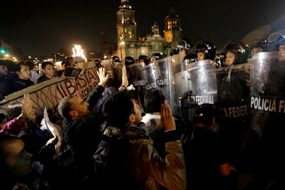 Enfrentamiento en el Zócalo de la Ciudad de México 2 1444 4