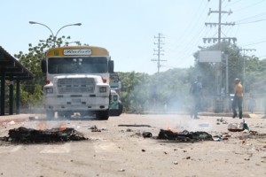 Estudiantes protestaron por aguas negras en las afueras de Ingeniería 1 1450 3D